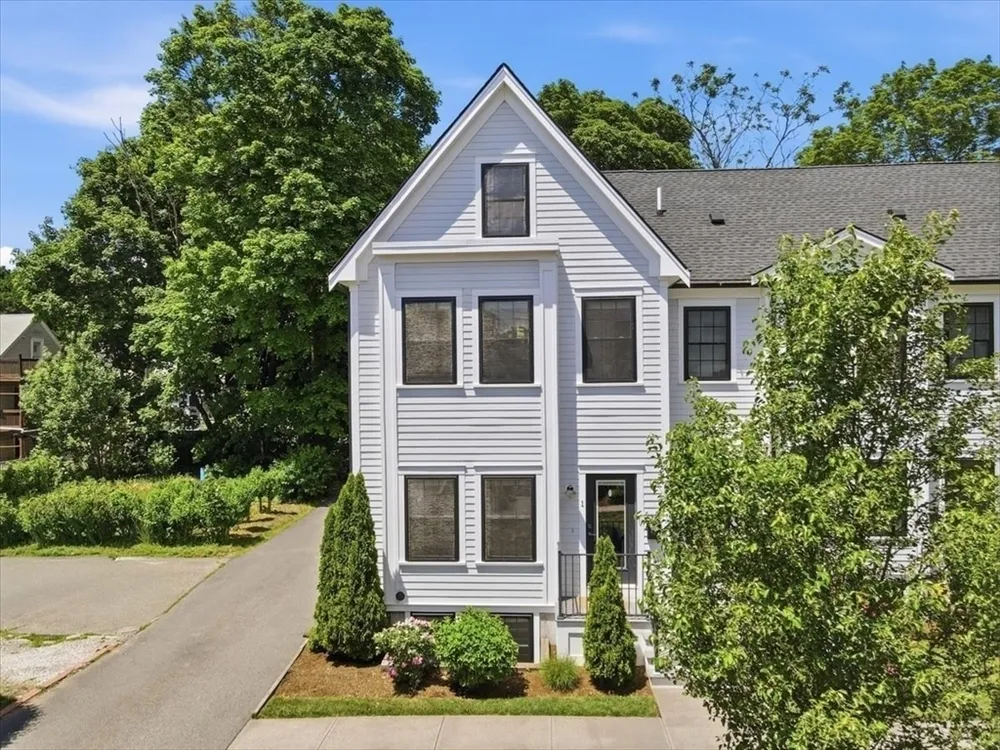 21 Chickatawbut St, Boston, MA 02122