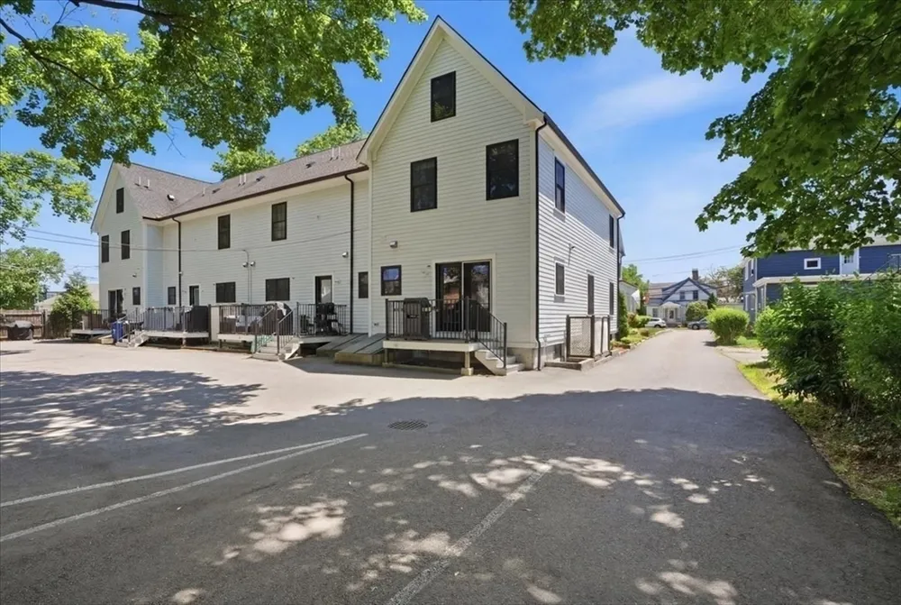 21 Chickatawbut St, Boston, MA 02122