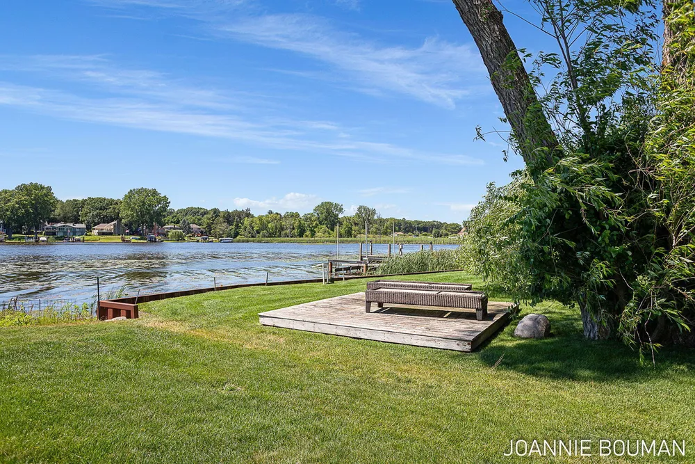792 Pine Bay Ave, Holland, MI 49424-2781