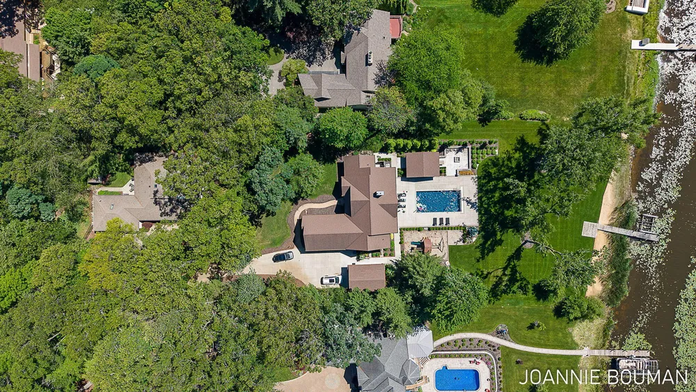 792 Pine Bay Ave, Holland, MI 49424-2781