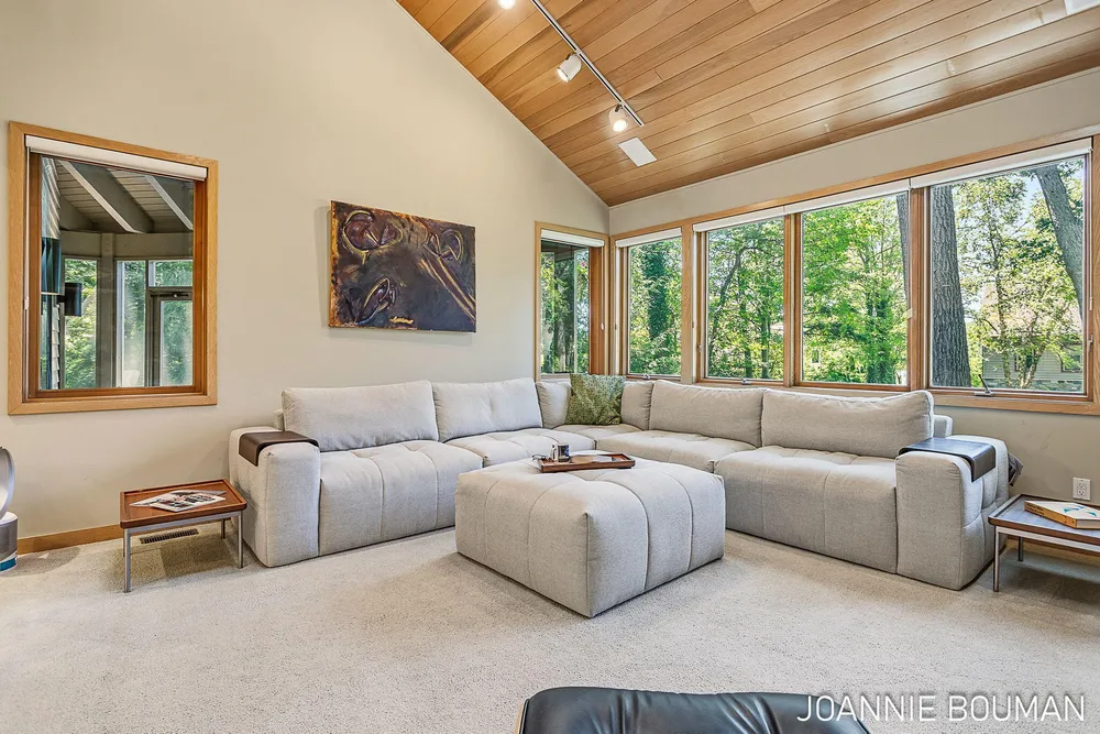 792 Pine Bay Ave, Holland, MI 49424-2781
