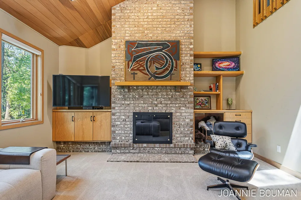 792 Pine Bay Ave, Holland, MI 49424-2781