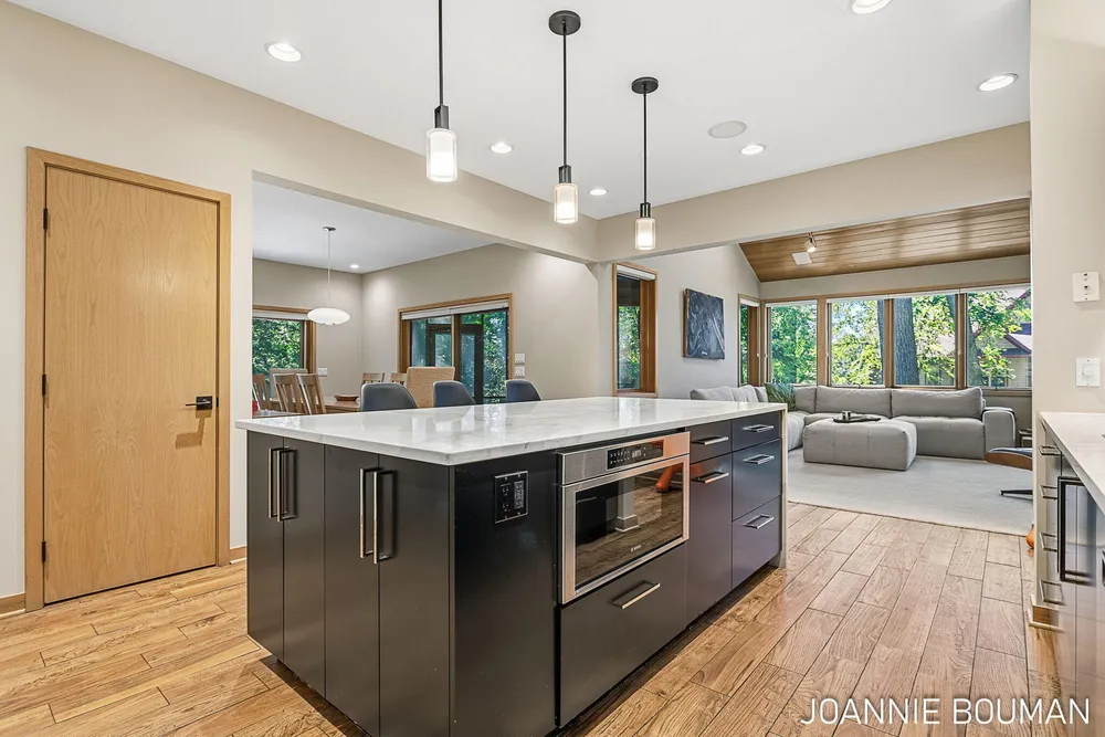 792 Pine Bay Ave, Holland, MI 49424-2781