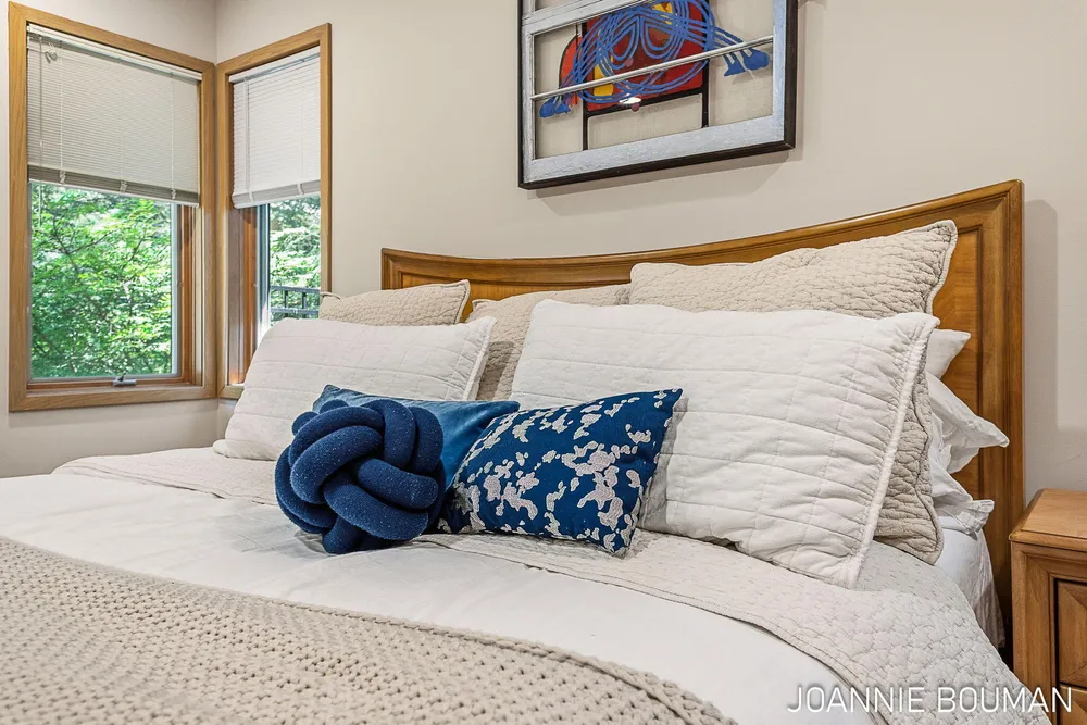 792 Pine Bay Ave, Holland, MI 49424-2781