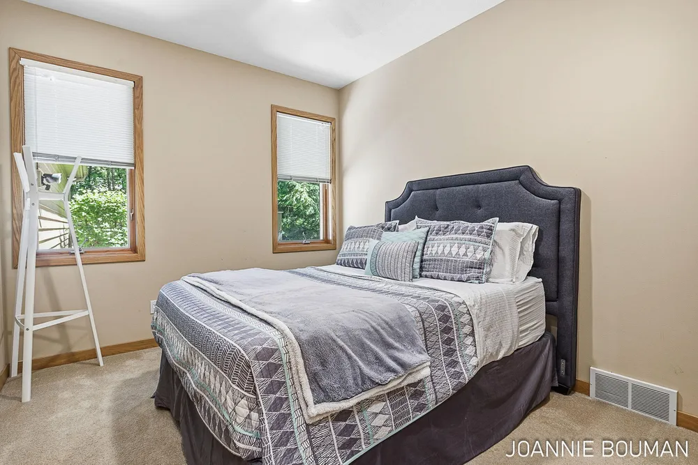 792 Pine Bay Ave, Holland, MI 49424-2781