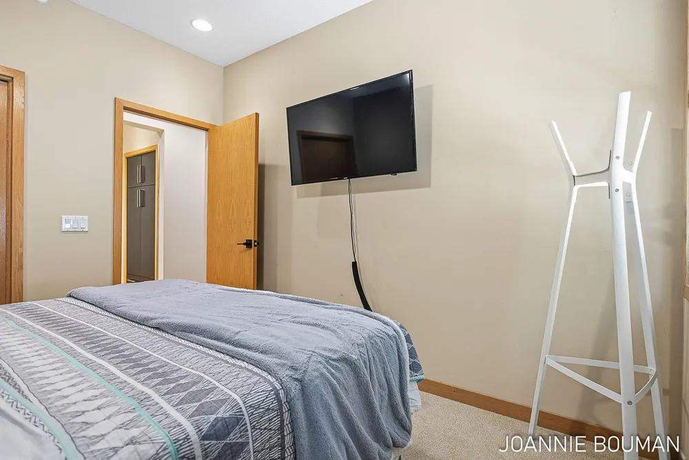 792 Pine Bay Ave, Holland, MI 49424-2781