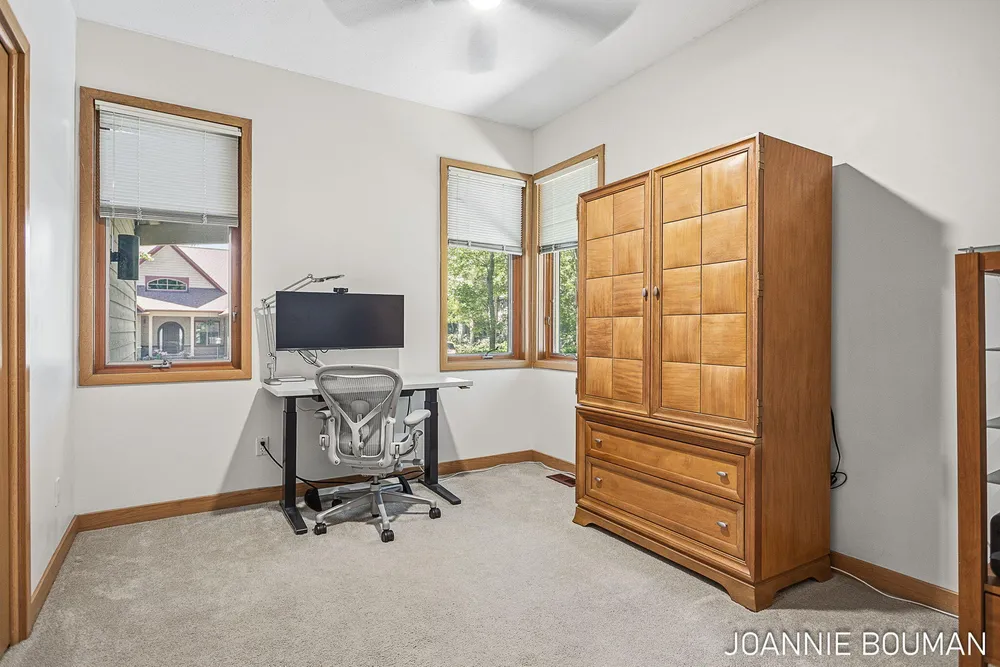 792 Pine Bay Ave, Holland, MI 49424-2781