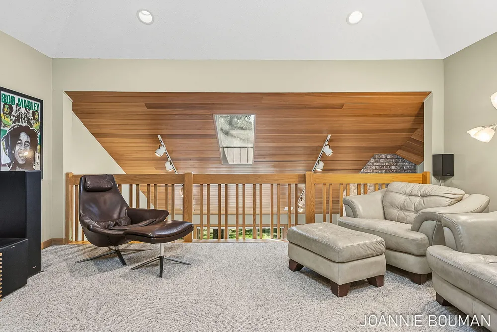 792 Pine Bay Ave, Holland, MI 49424-2781