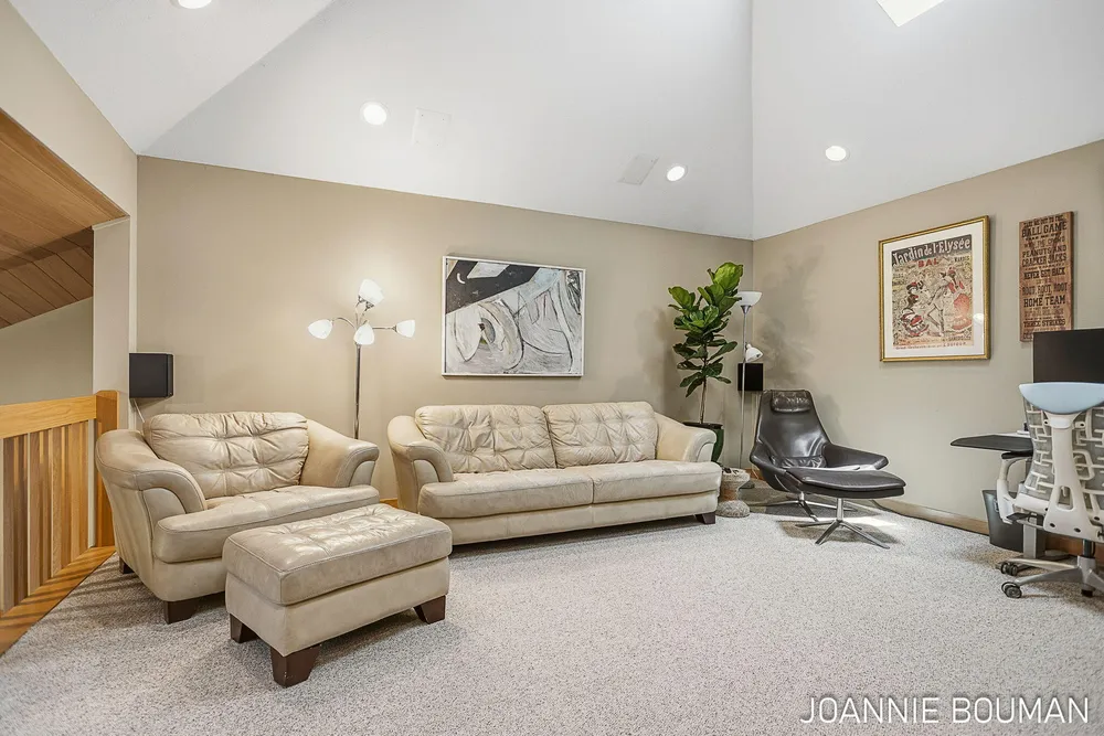 792 Pine Bay Ave, Holland, MI 49424-2781