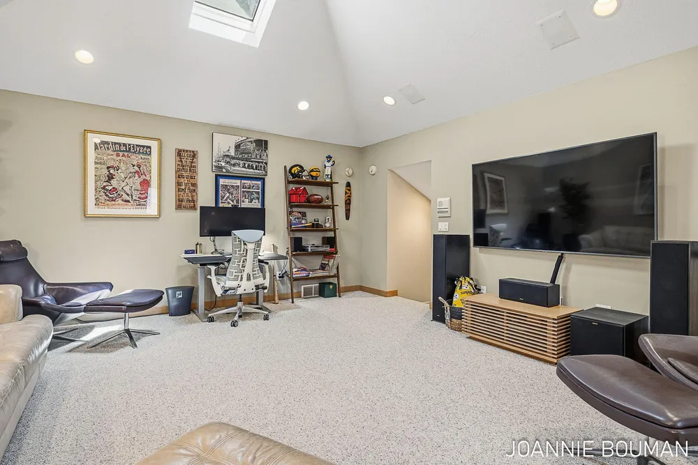 792 Pine Bay Ave, Holland, MI 49424-2781