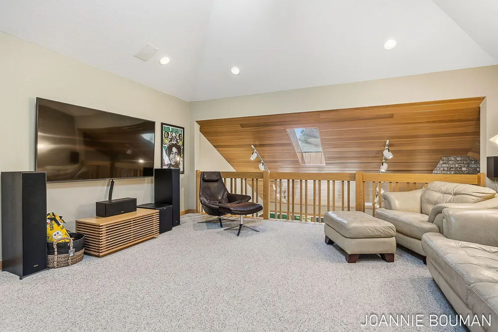 792 Pine Bay Ave, Holland, MI 49424-2781