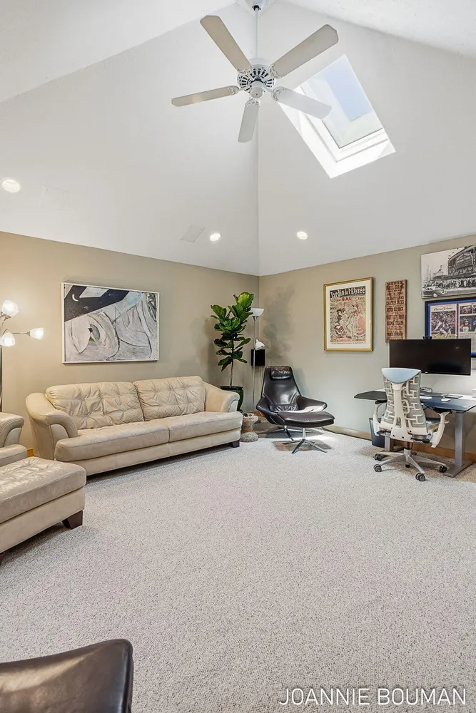 792 Pine Bay Ave, Holland, MI 49424-2781