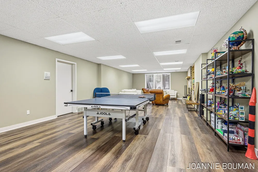 792 Pine Bay Ave, Holland, MI 49424-2781