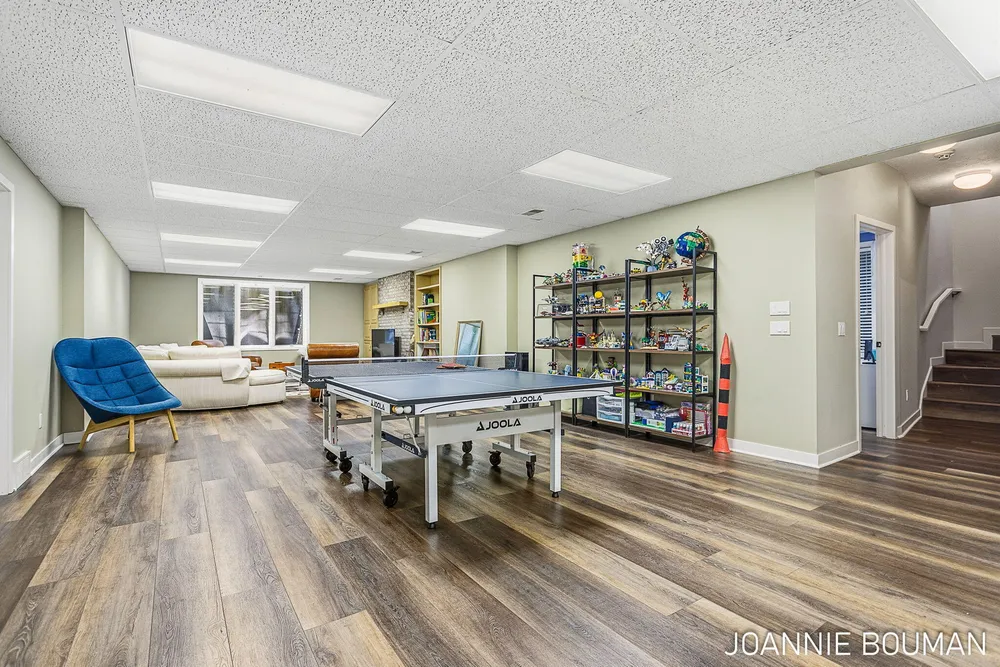 792 Pine Bay Ave, Holland, MI 49424-2781