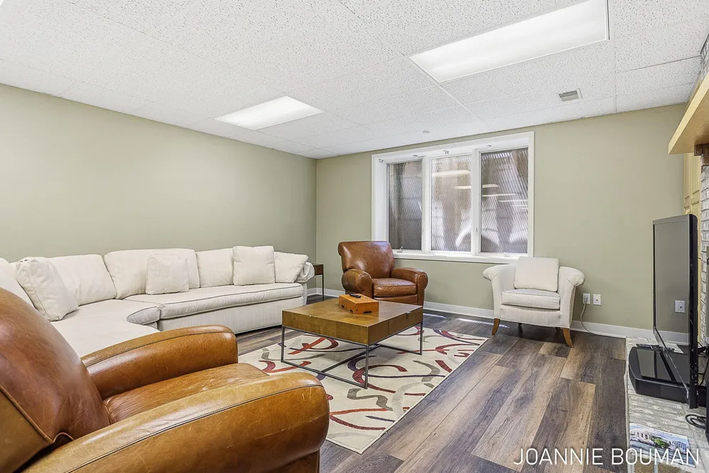 792 Pine Bay Ave, Holland, MI 49424-2781