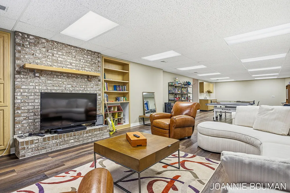 792 Pine Bay Ave, Holland, MI 49424-2781