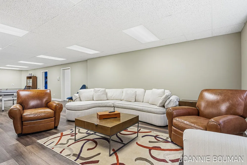 792 Pine Bay Ave, Holland, MI 49424-2781
