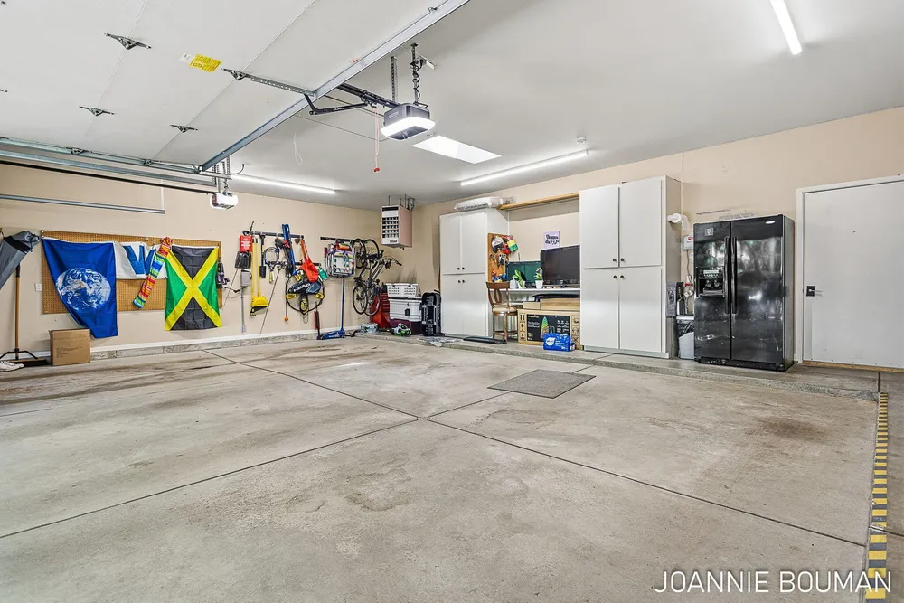 792 Pine Bay Ave, Holland, MI 49424-2781