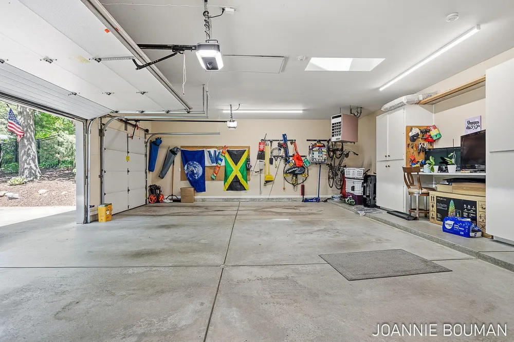 792 Pine Bay Ave, Holland, MI 49424-2781