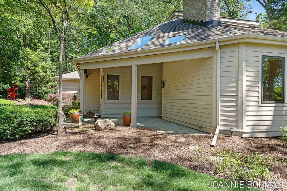 792 Pine Bay Ave, Holland, MI 49424-2781