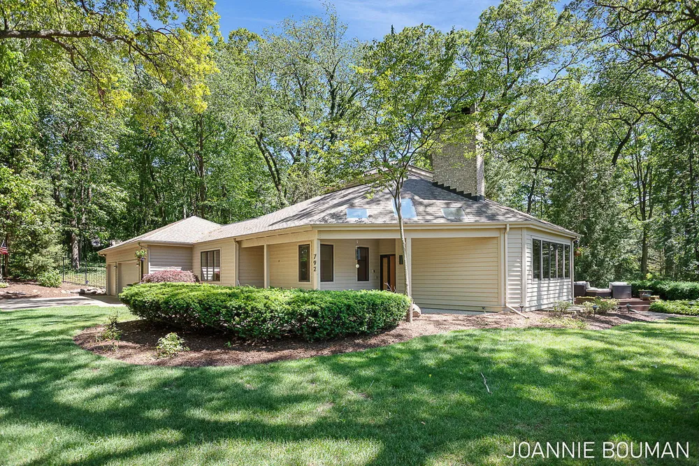 792 Pine Bay Ave, Holland, MI 49424-2781