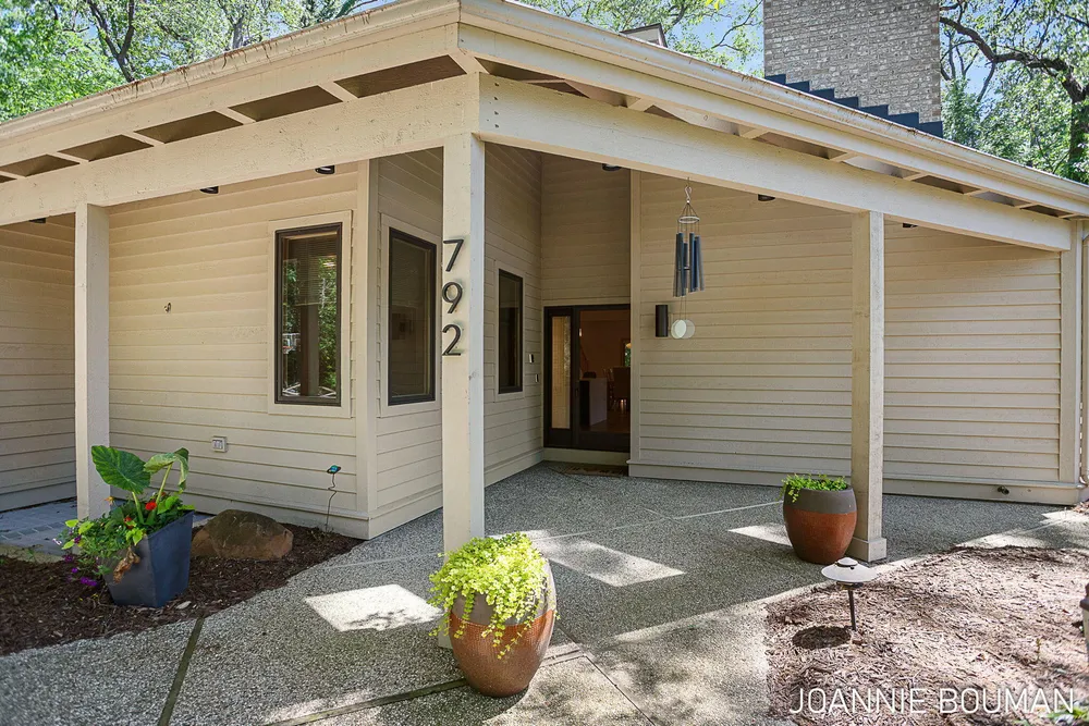 792 Pine Bay Ave, Holland, MI 49424-2781