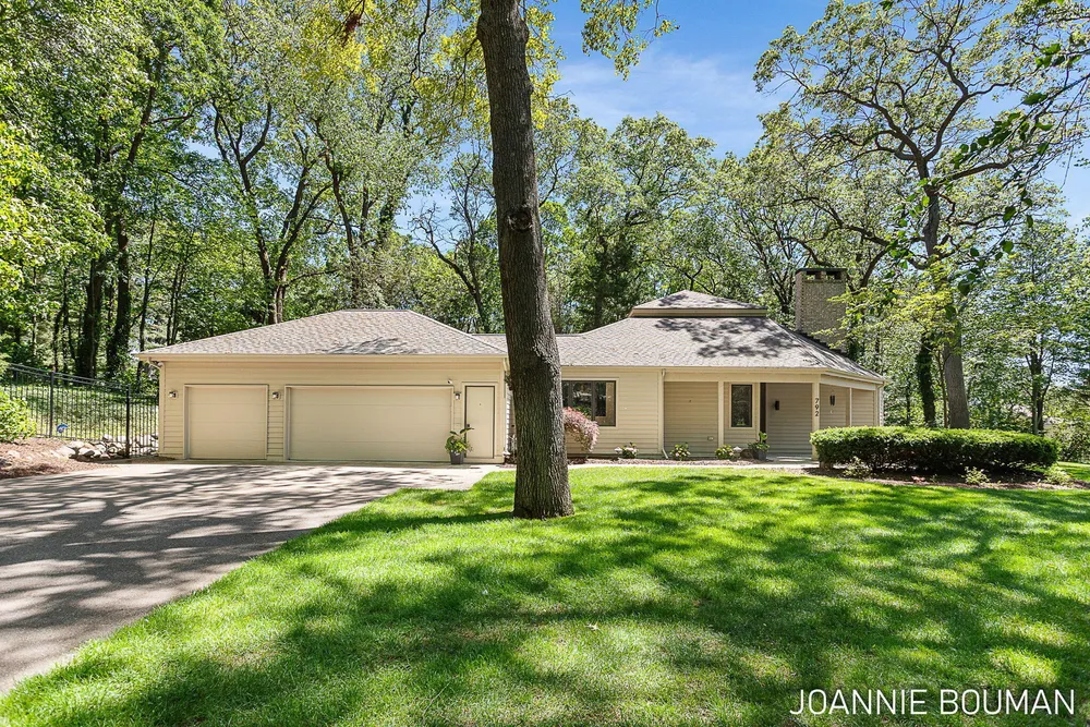 792 Pine Bay Ave, Holland, MI 49424-2781