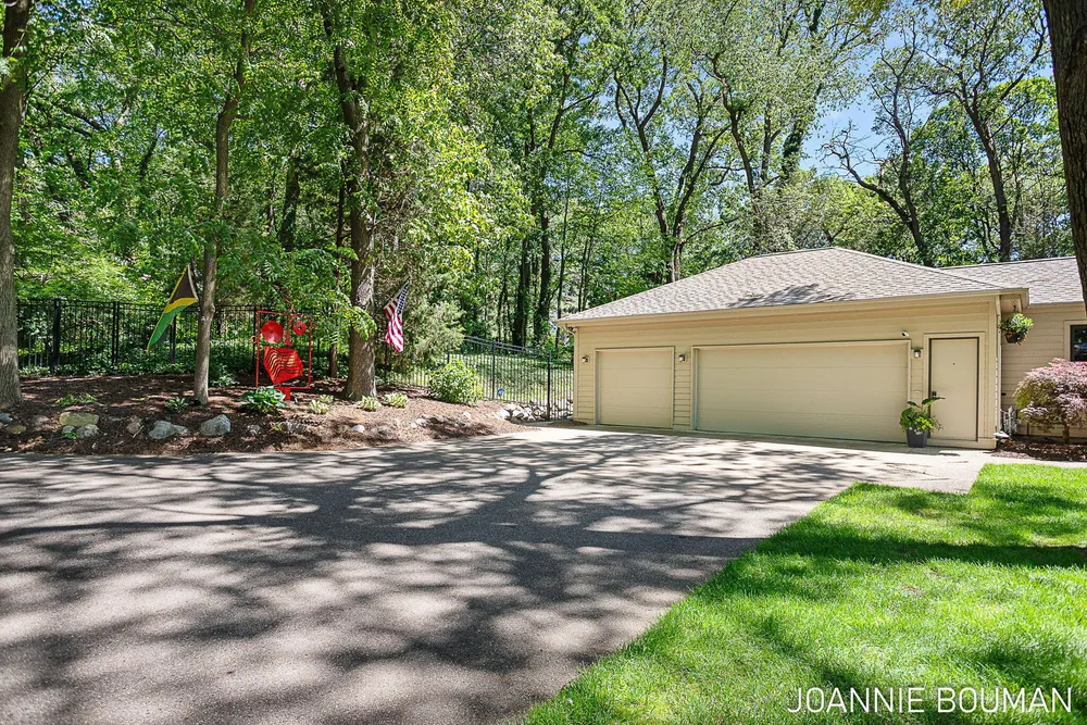 792 Pine Bay Ave, Holland, MI 49424-2781