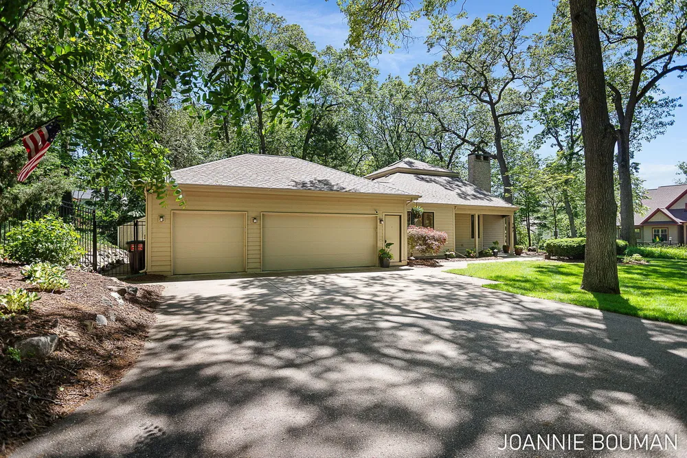 792 Pine Bay Ave, Holland, MI 49424-2781