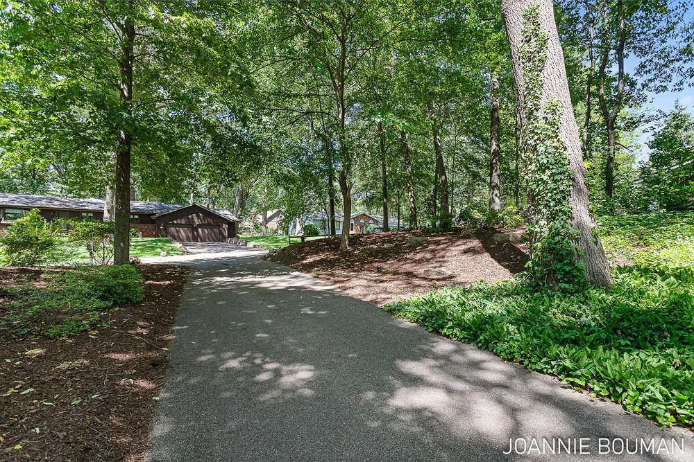 792 Pine Bay Ave, Holland, MI 49424-2781