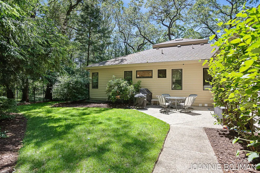 792 Pine Bay Ave, Holland, MI 49424-2781