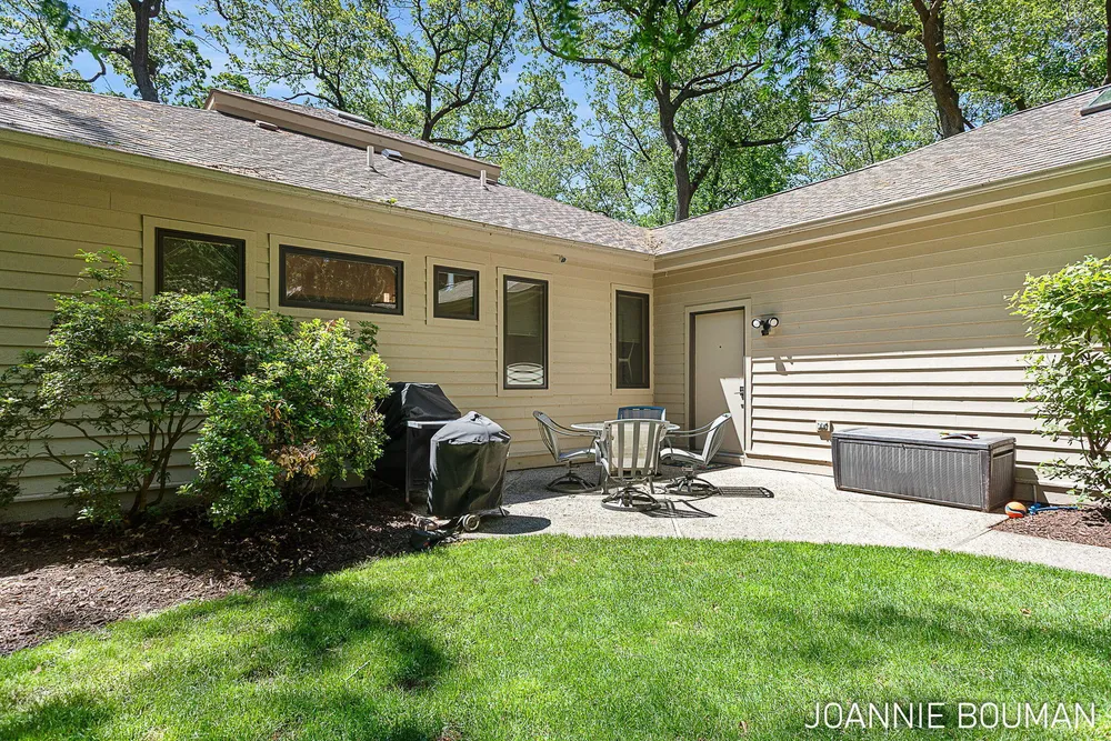 792 Pine Bay Ave, Holland, MI 49424-2781