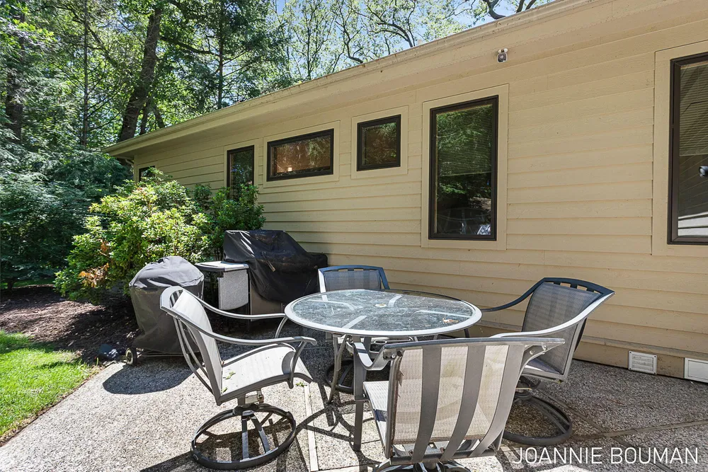 792 Pine Bay Ave, Holland, MI 49424-2781