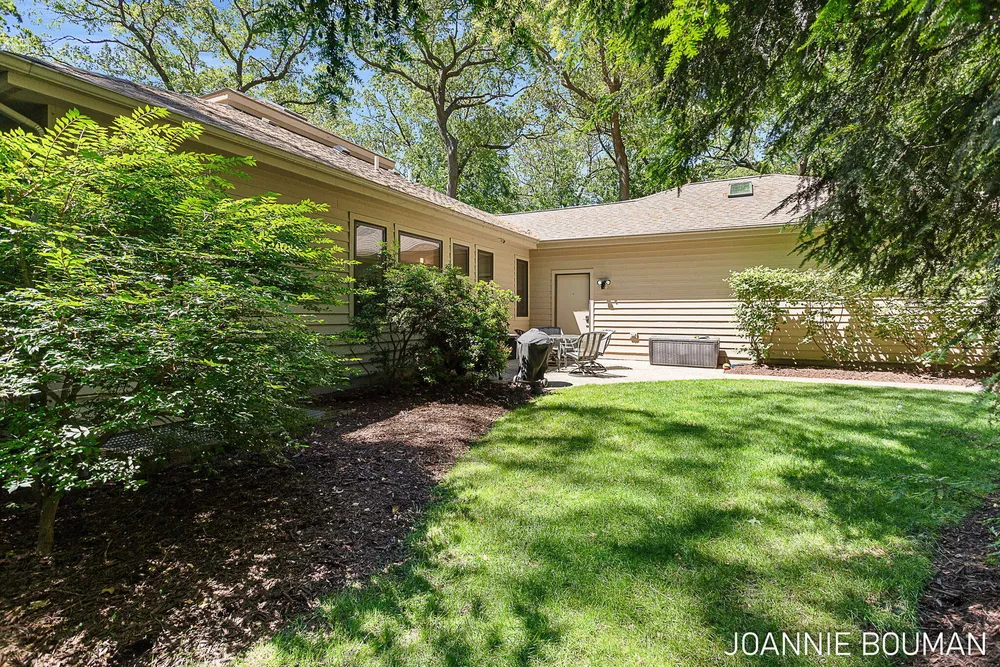 792 Pine Bay Ave, Holland, MI 49424-2781
