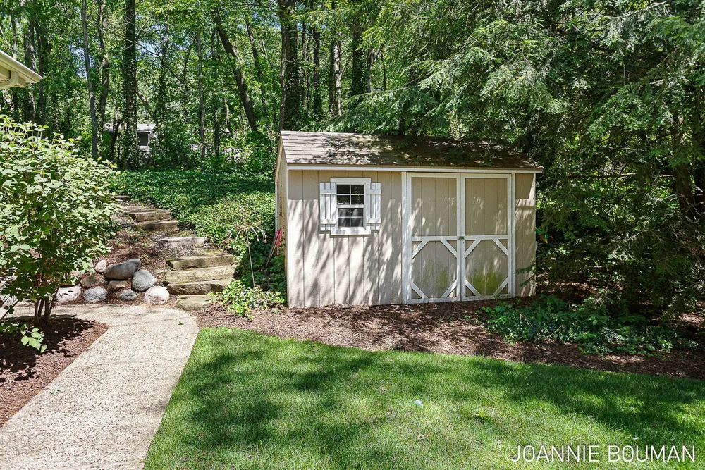 792 Pine Bay Ave, Holland, MI 49424-2781