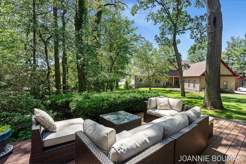 792 Pine Bay Ave, Holland, MI 49424-2781