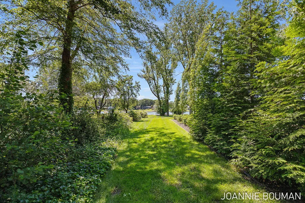 792 Pine Bay Ave, Holland, MI 49424-2781