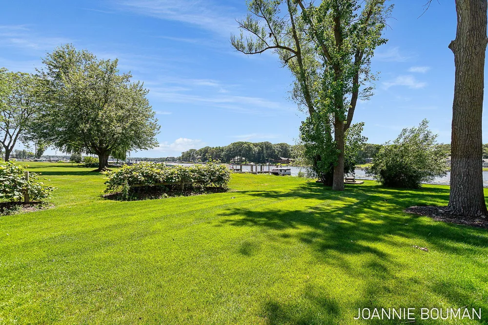 792 Pine Bay Ave, Holland, MI 49424-2781