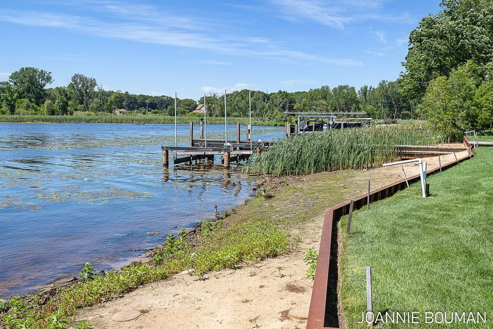 792 Pine Bay Ave, Holland, MI 49424-2781