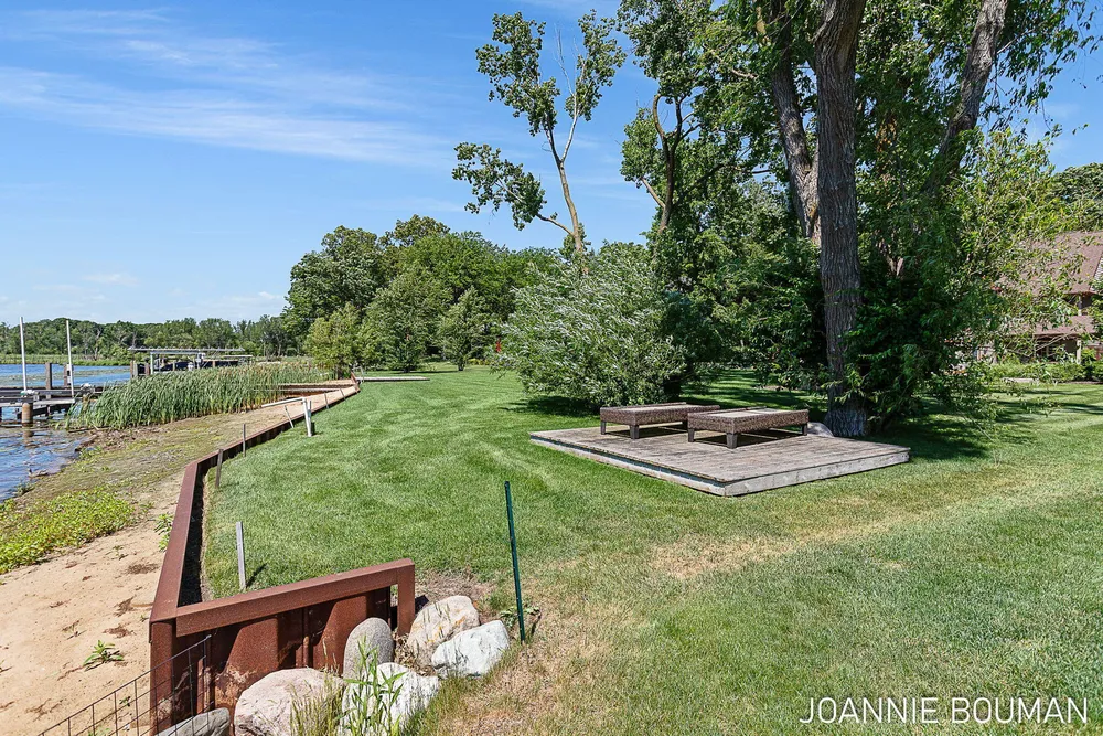 792 Pine Bay Ave, Holland, MI 49424-2781