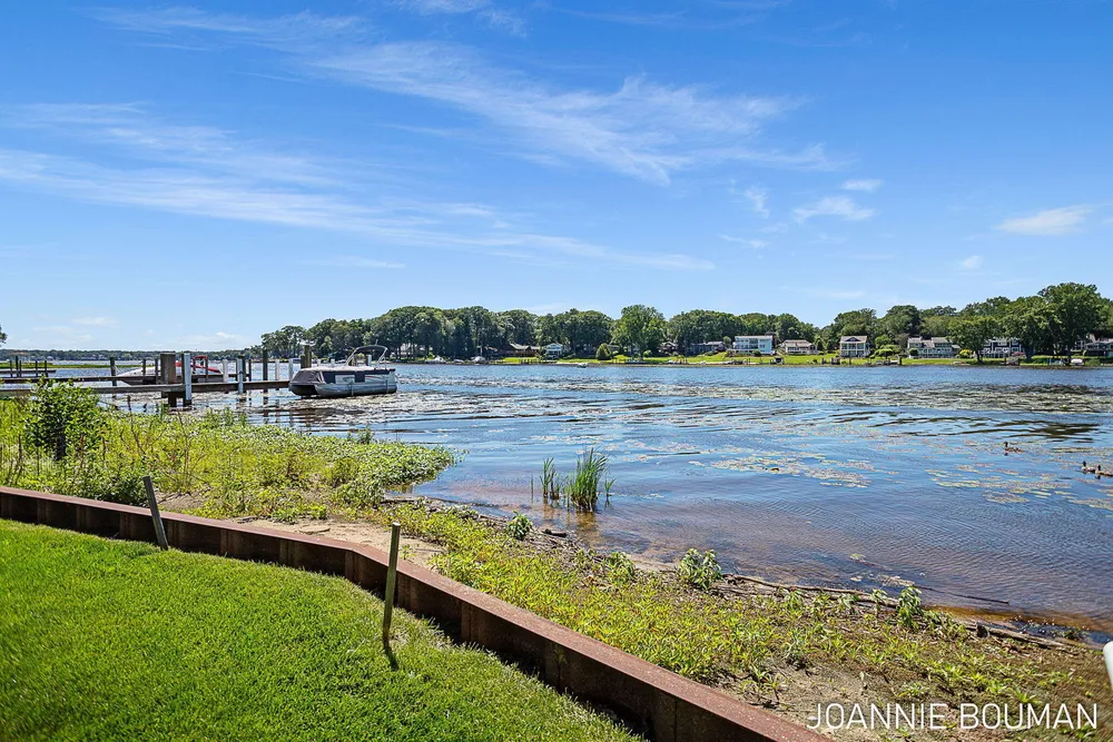 792 Pine Bay Ave, Holland, MI 49424-2781
