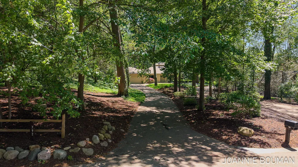 792 Pine Bay Ave, Holland, MI 49424-2781