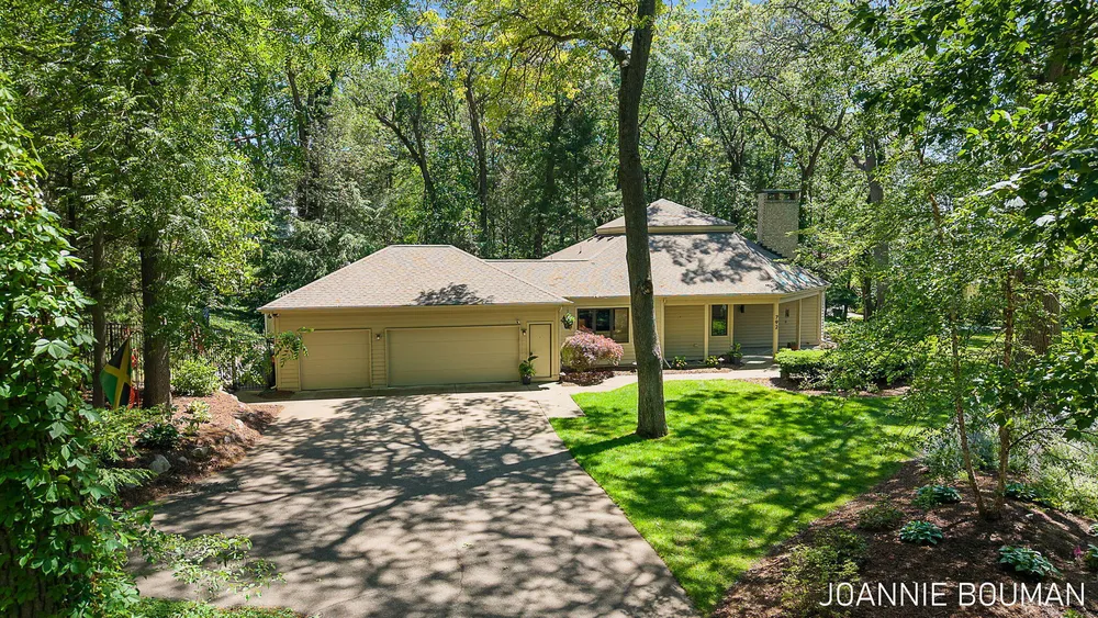 792 Pine Bay Ave, Holland, MI 49424-2781