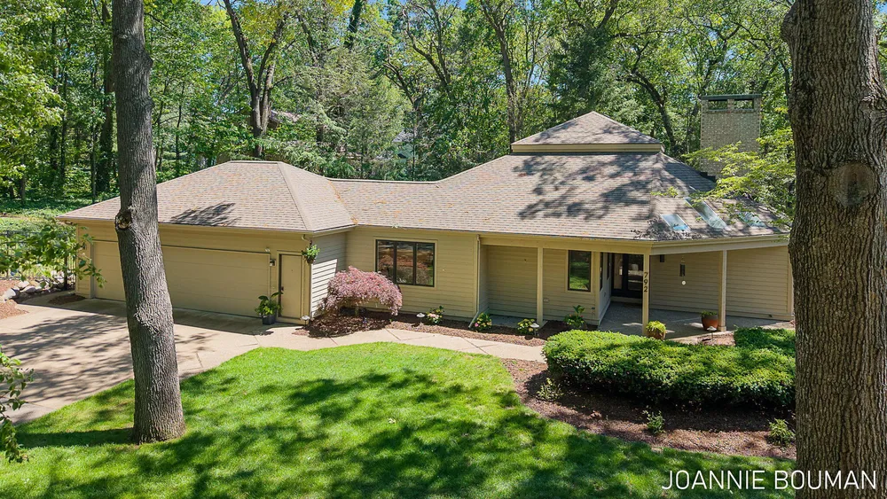 792 Pine Bay Ave, Holland, MI 49424-2781