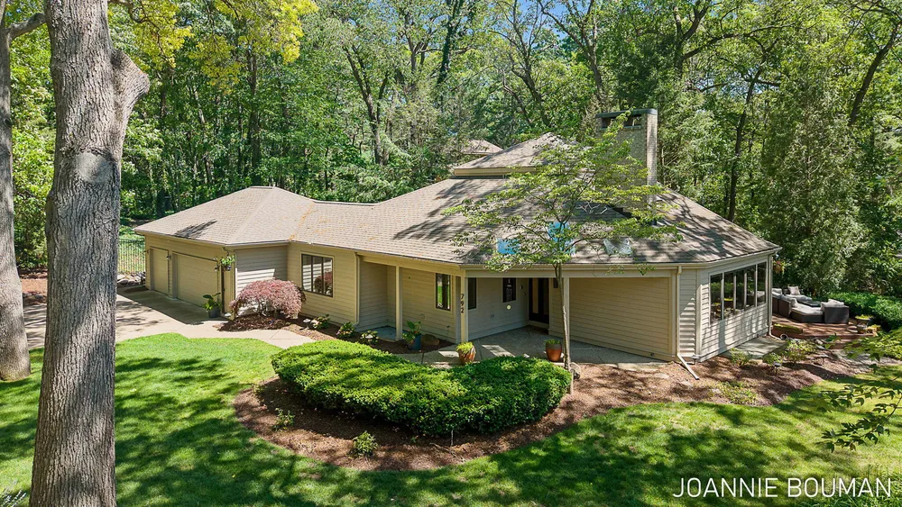 792 Pine Bay Ave, Holland, MI 49424-2781