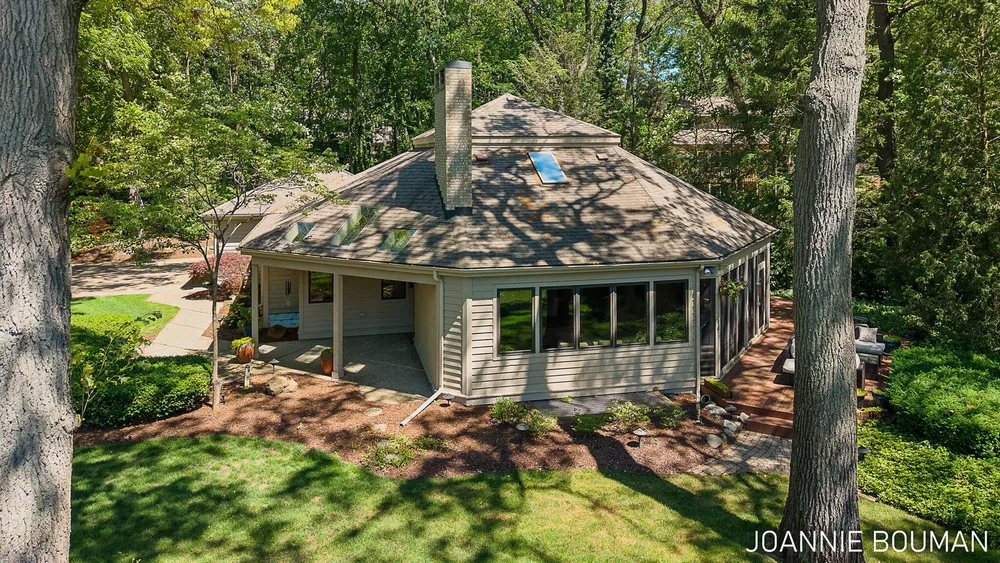 792 Pine Bay Ave, Holland, MI 49424-2781