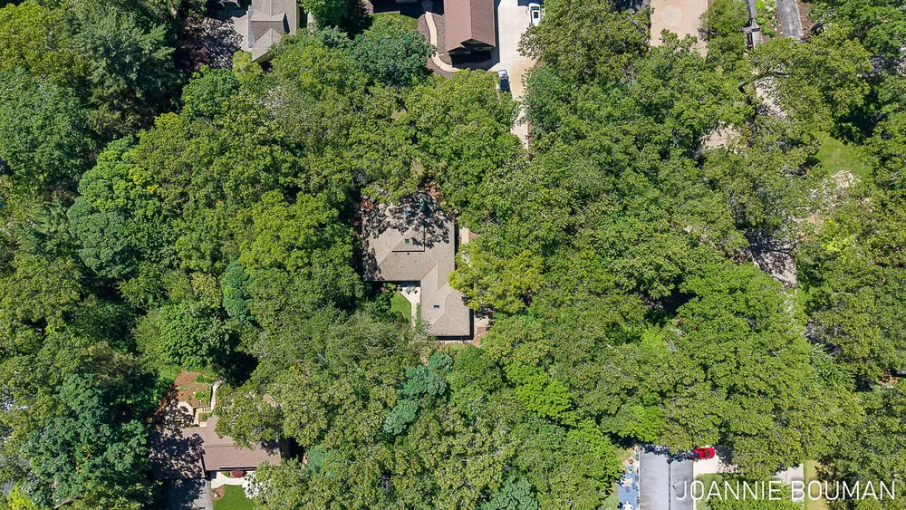 792 Pine Bay Ave, Holland, MI 49424-2781