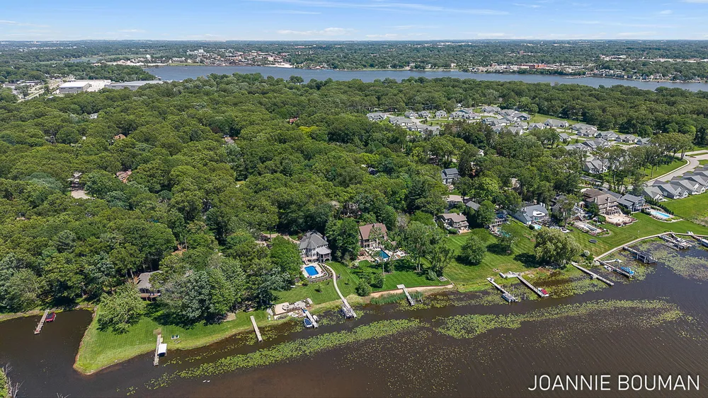 792 Pine Bay Ave, Holland, MI 49424-2781
