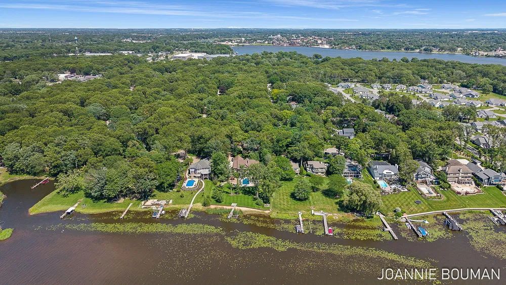 792 Pine Bay Ave, Holland, MI 49424-2781