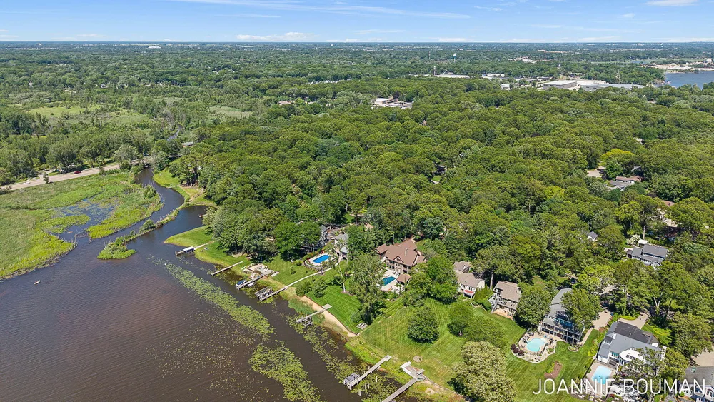 792 Pine Bay Ave, Holland, MI 49424-2781